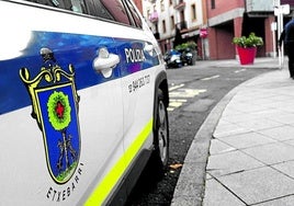 Vehículo de la Policía Municipal de Etxebarri estacionado en una de las calles del municipio.