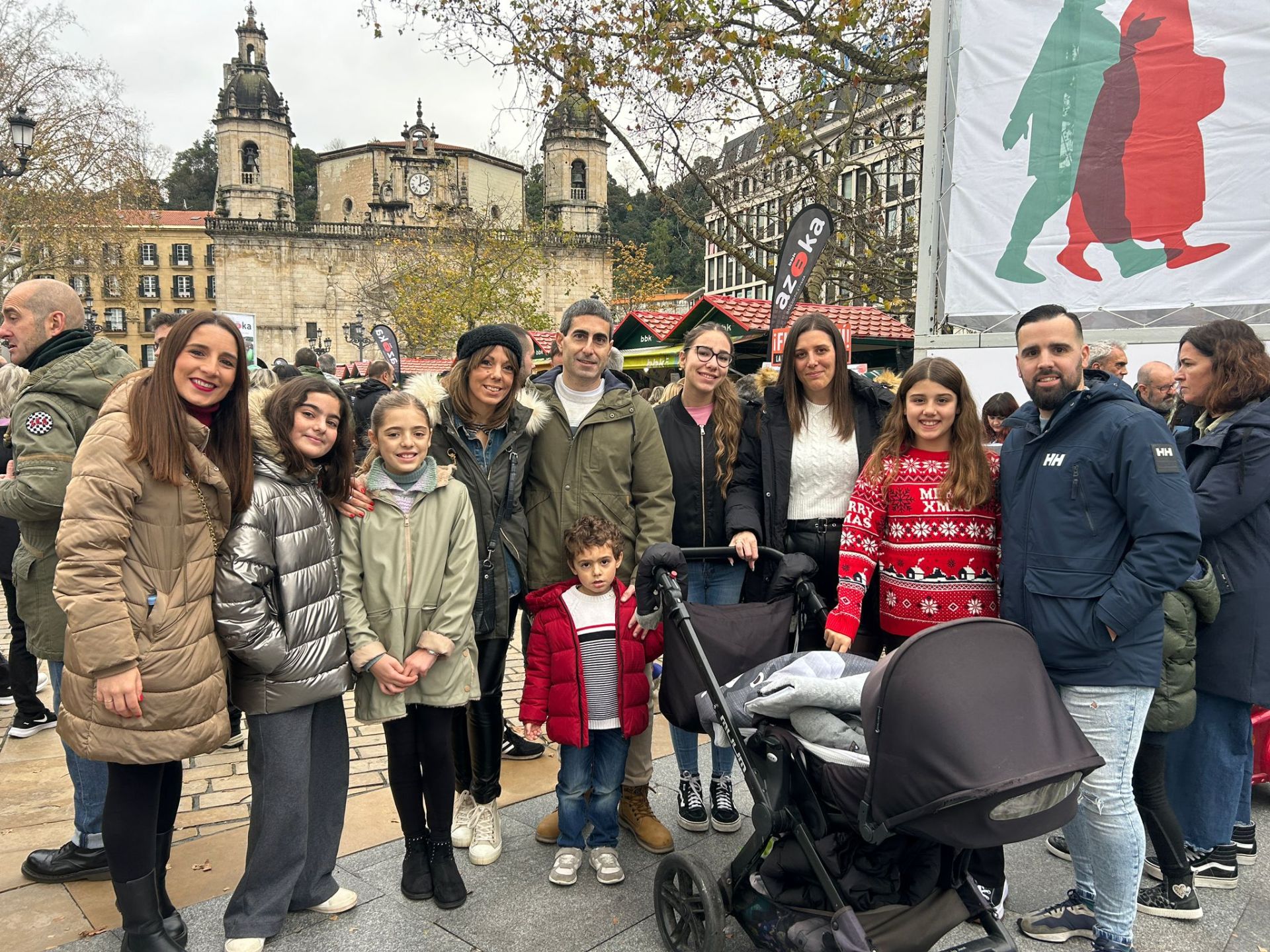 Lorena, Irati, Ane, Laura, Roberto, Ian, Sandra, Jessica, Natalia, Dani e Izan son de Bilbao y no han querido perderse uno de los días más festivos de la ciudad: «Esto es una tradición y nos encanta el ambiente que hay siempre. Eso sí, nosotros para la tarde nos retiramos porque venimos con niños».