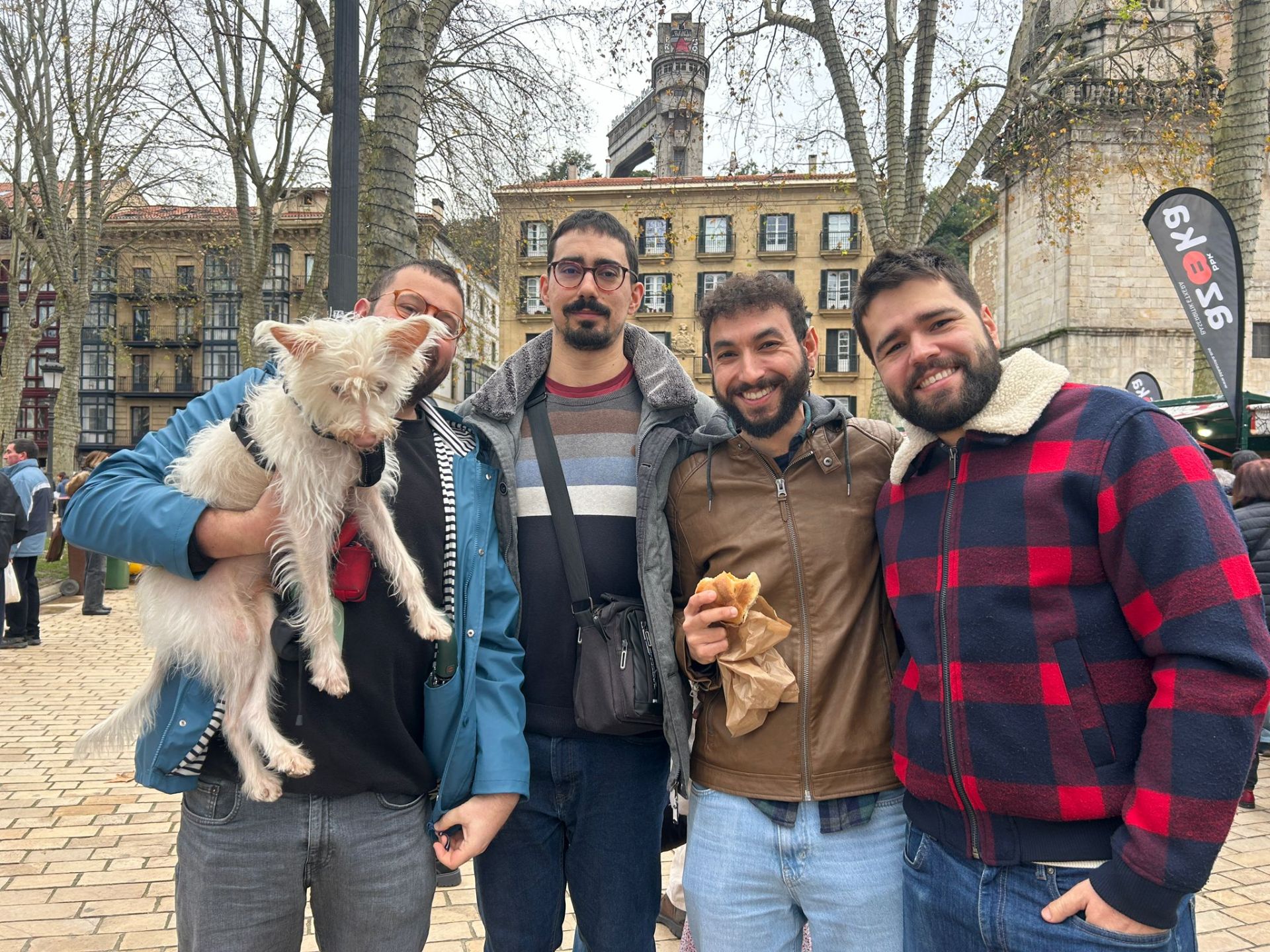 Fernan Suárez, Adrián Núñez, Ismael Ayuso, Mikel Álvarez. Bilbao. «Hoy hemos venido en plan tranquilito a ver los puestos. Hemos bajado a las diez, y con acompañante incluido. Se llama Telmo. De momento lo lleva bien, luego ya veremos».