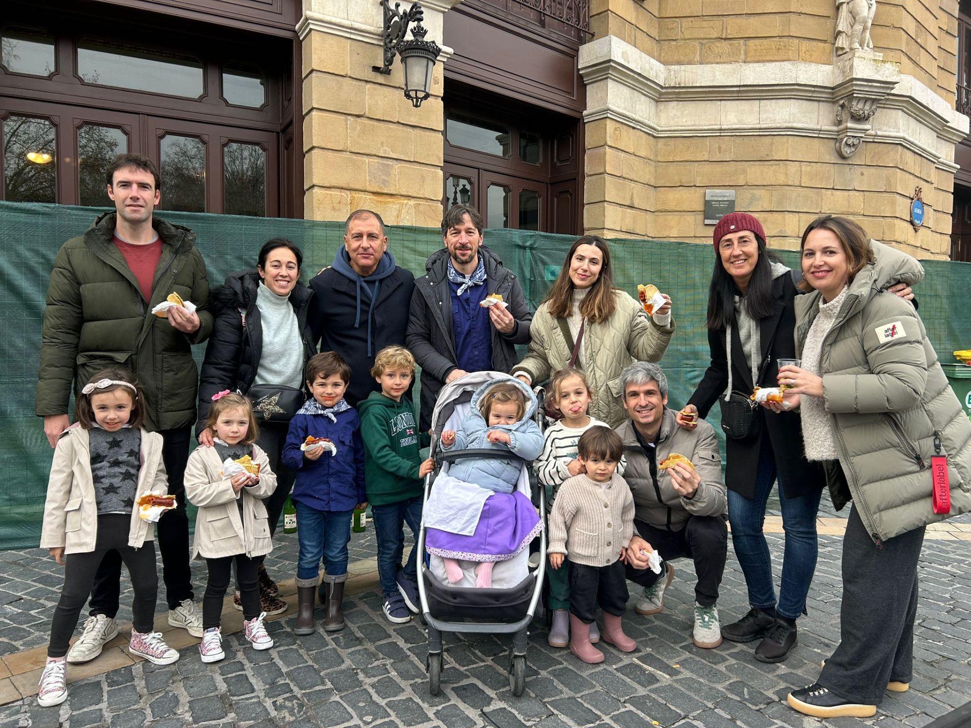 Iñigo, Elene, Naia, Nerea, Juan Mari, Martín, Lier, Lia, Ines, Iker, Amaia, Tomás, Nuria, Lucas y Alicia. De Bilbao. «Hemos venido en un plan muy tranquilo con toda la tropa. Y pronto, porque luego va a haber muchísima gente. Queremos que los niños vean un poco el ambiente de Santo Tomás. No ha faltado el talo».