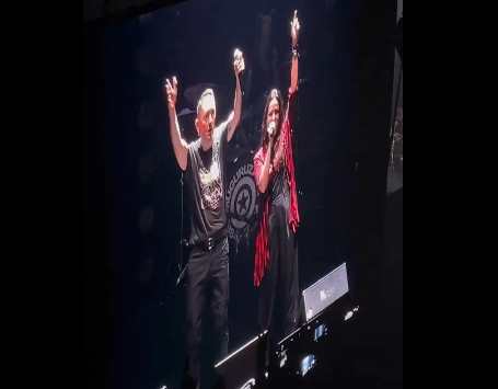 Fermín Muguruza e Itziar Ituño durante la interpretación de 'Sarri Sarri'.