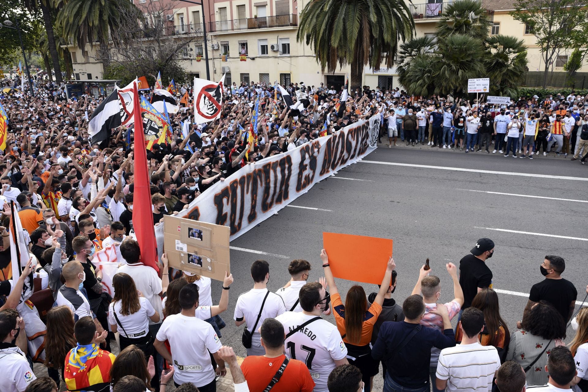 Concentración de aficionados del Valencia CF contra la gestión de Peter Lim