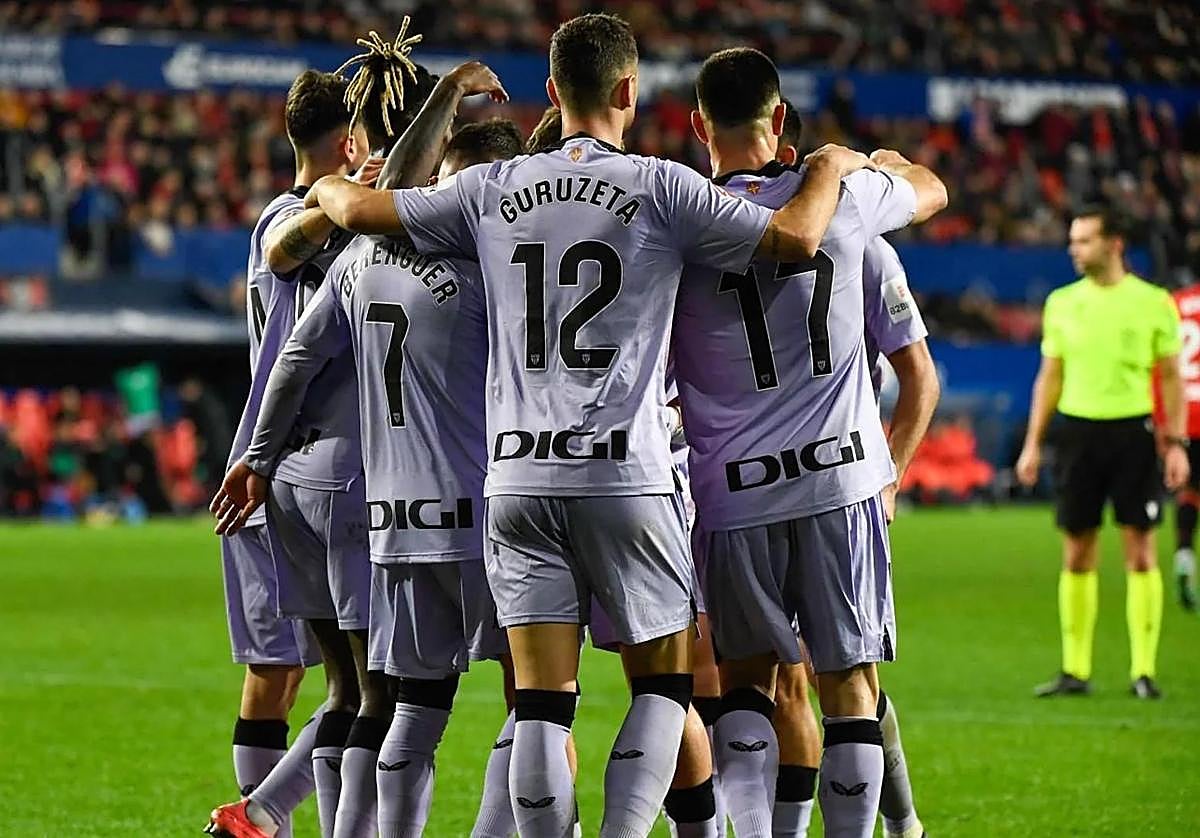 Piña rojiblanca tras derrotar a Osasuna en el último partido del año.