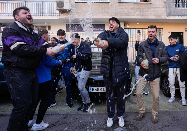 Jugadores y familiares del club de baloncesto madrileño Distrito Olímpico celebran el Gordo.