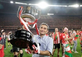 Valverde, exultante con la Copa conquistada en La Cartuja.