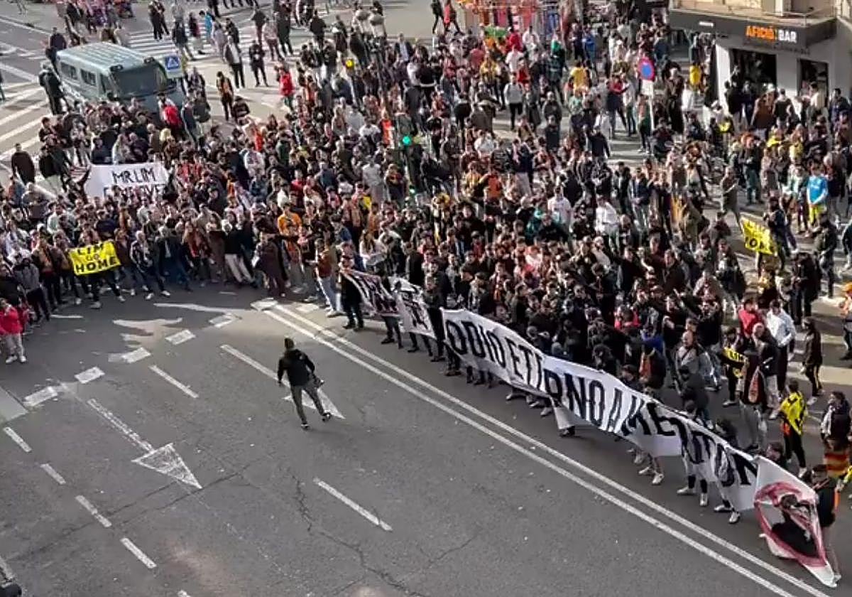Máxima tensión en la previa del Valencia-Alavés: aficionados ches protestan contra Lim
