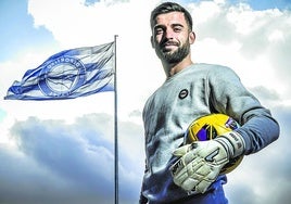 Sivera posa en los aledaños de Mendizorroza, con la bandera del Deportivo Alavés de fondo.