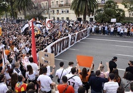 Concentración de aficionados del Valencia CF contra la gestión de Peter Lim