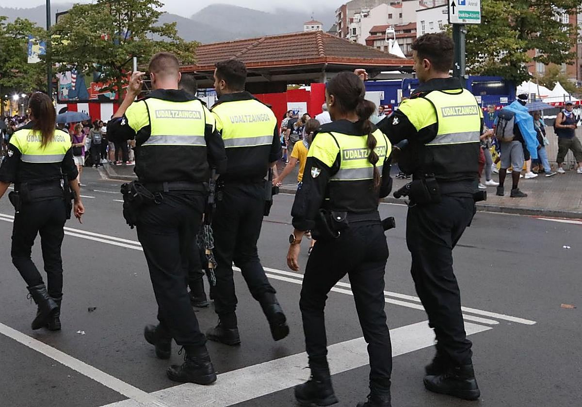 Agentes de la Polícia Municipal de Bilbao en una foto de archivo.