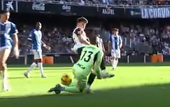 El VAR señala penalti para el Valencia tras una salida mal medida de Owono