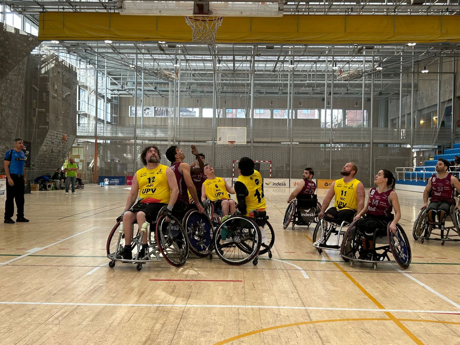 Varios jugadores de ambos equipos luchan por un rebote.