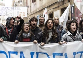 Un fotograma de 'La infiltrada', con muchas secuencias rodadas en la Parte Vieja de San Sebastián.