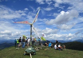 Protesta celebrada en la cima del monte Jesuri, donde se pretende instalar el parque eólico.