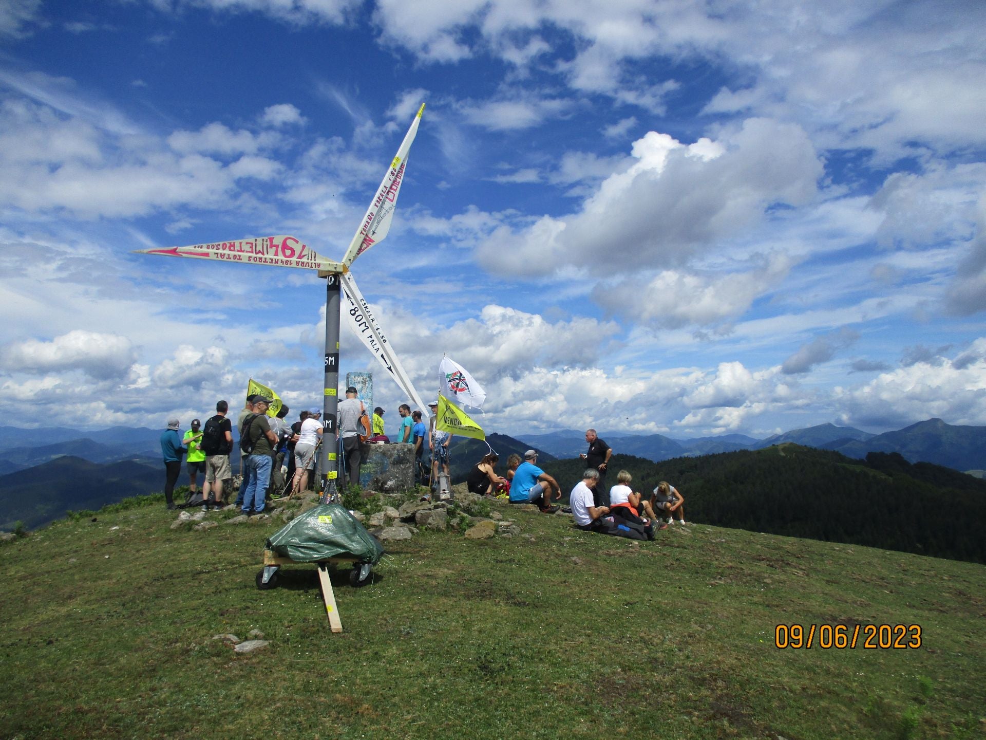 Protesta celebrada en la cima del monte Jesuri, donde se pretende instalar el parque eólico.