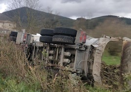 Ayala denuncia que un camión ha vuelto a salirse de la carretera en Zuaza