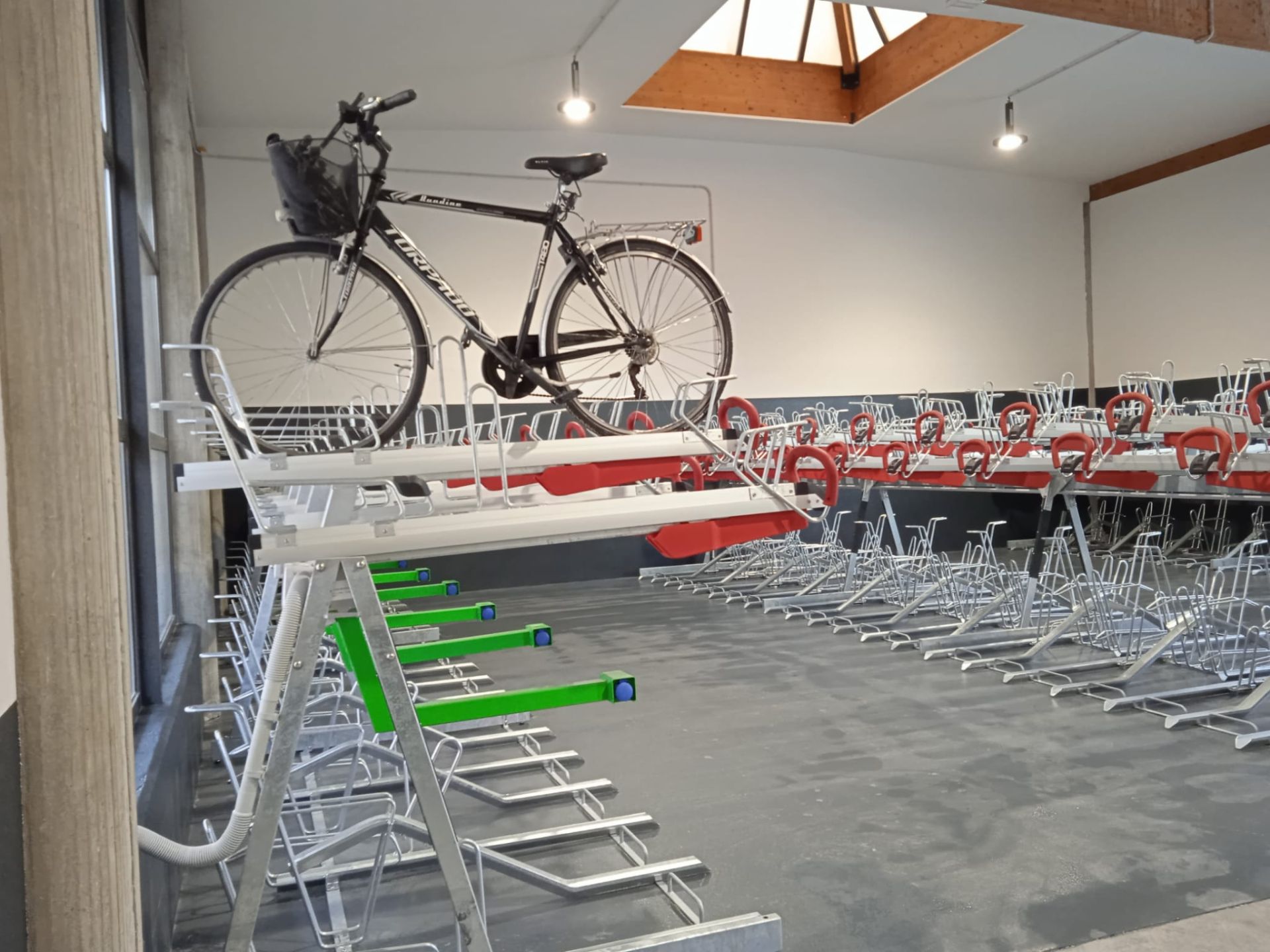 Interior del nuevo aparcabicicletas seguro de Los Herrán.