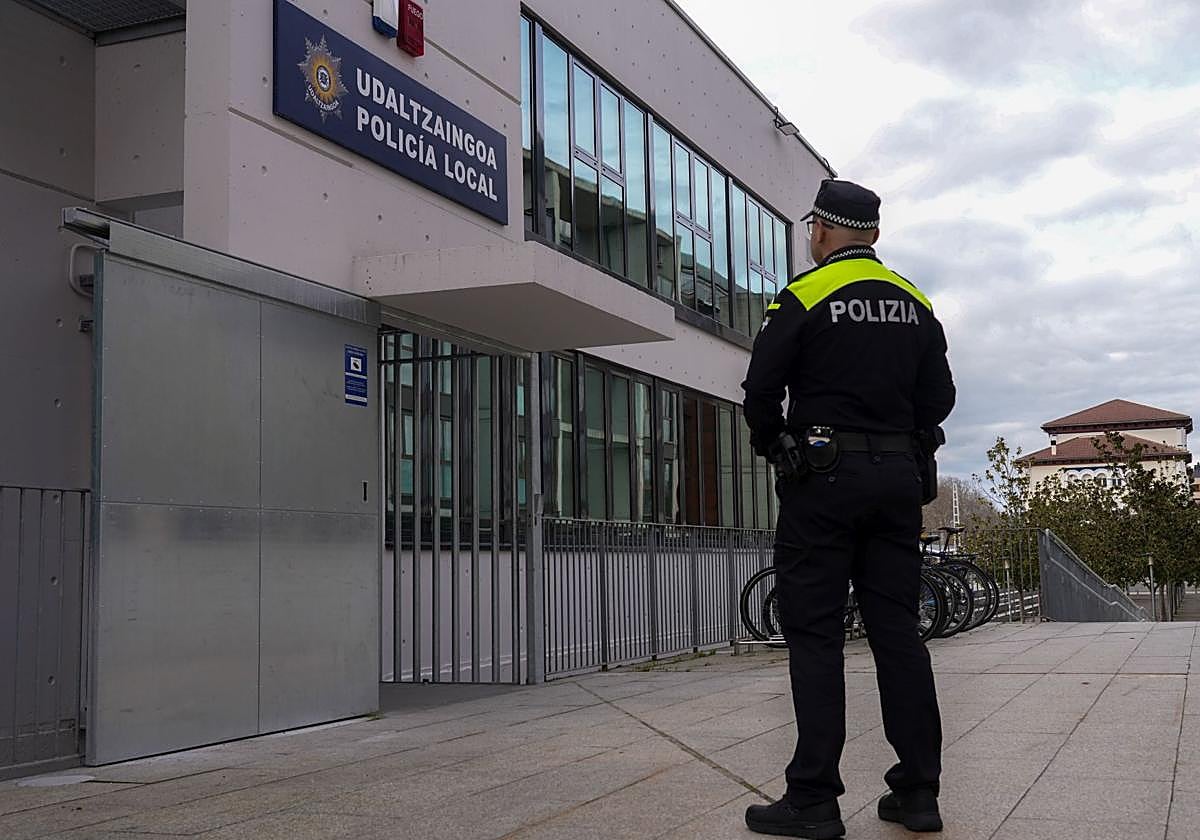 Exterior de la comisaría de la Policía Local en José Erbina.