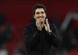 Andoni Iraola aplaude al finalizar el encuentro frente al Manchester United.