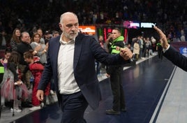 Pablo Laso se dirige a vestuarios tras el triunfo ante el Armani Milán.