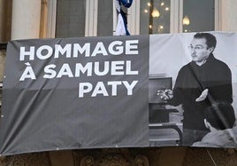 Pancarta en homenaje al profesor Samuel Paty.