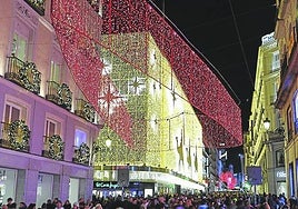 Ambiente navideño en una calle de Madrid.