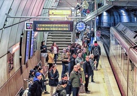 Un grupo de personas aguarda la llegada del metro en la estación del Casco Viejo.