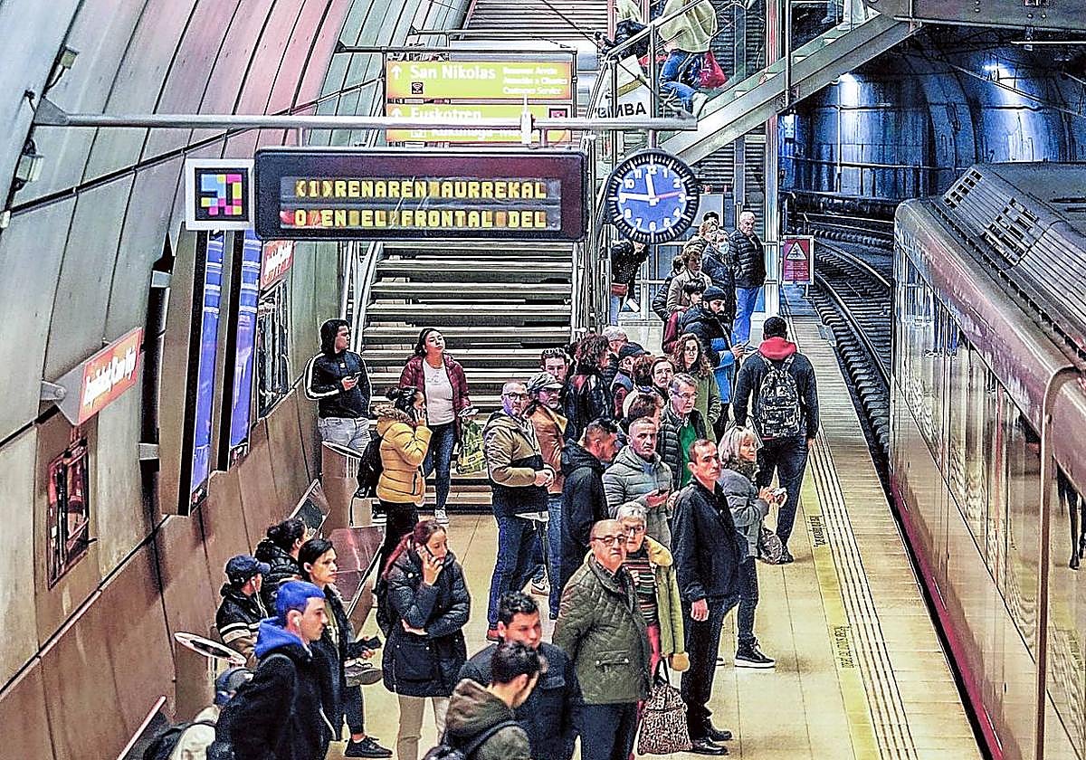 Un grupo de personas aguarda la llegada del metro en la estación del Casco Viejo.