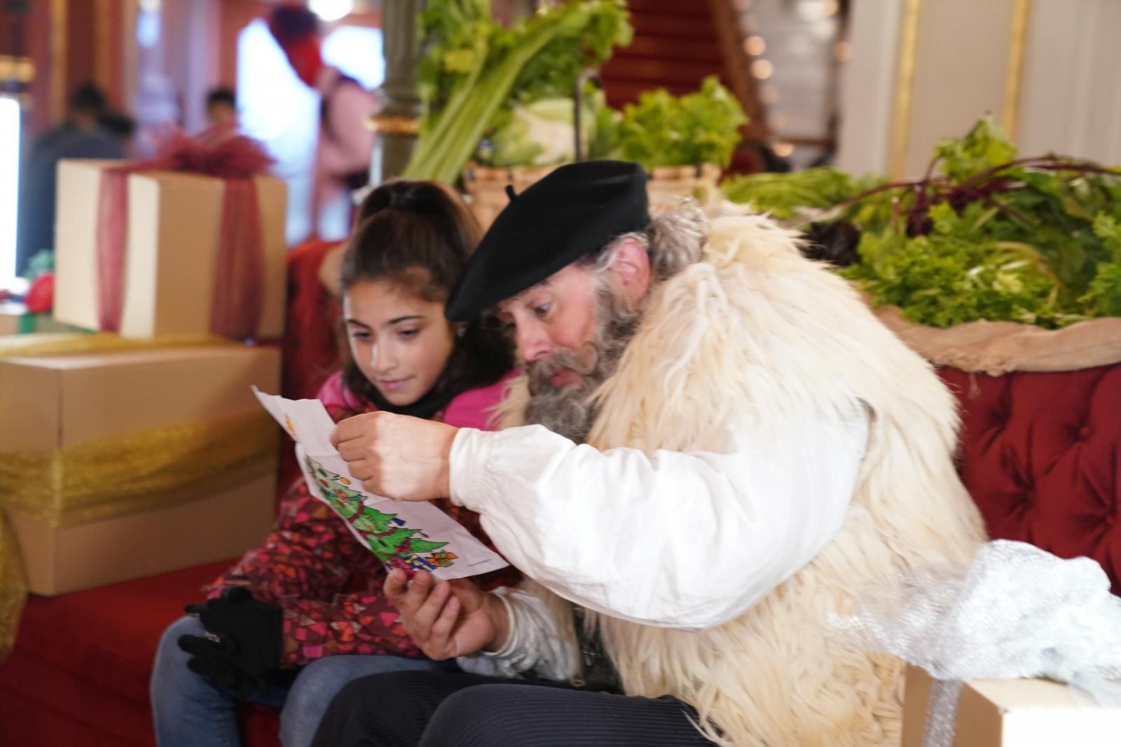Olentzero y Mari Domingi reciben las últimas cartas de Navidad en Bilbao