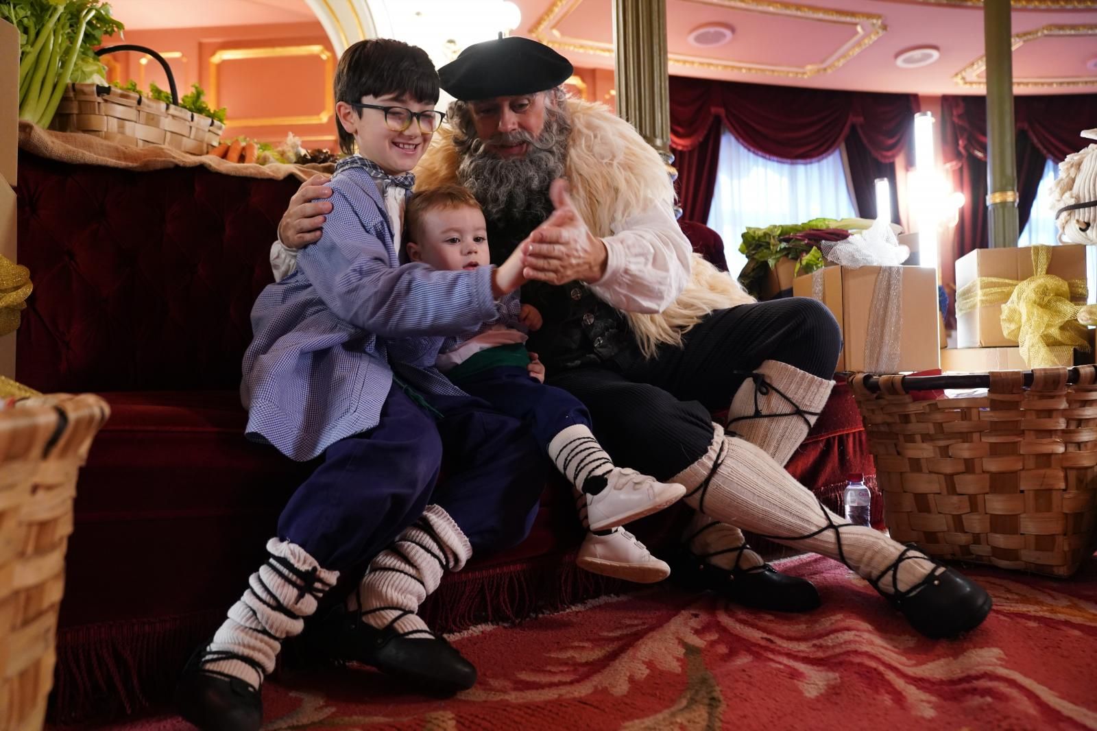 Olentzero y Mari Domingi reciben las últimas cartas de Navidad en Bilbao