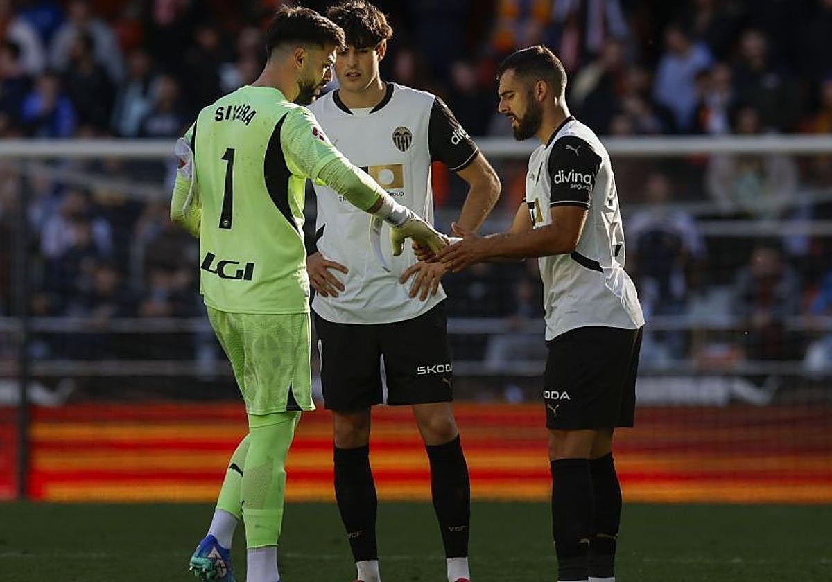 El exalbiazu Luis Rioja se interesa por Sivera tras la lesión del portero en Mestalla.
