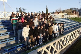 Los estudiantes y su tutora, Maitane Urgoiti, junto al alcalde de Liou, Josu Andoni Begoña, y la concejala de Educación, Mari Carmen Aparicio.