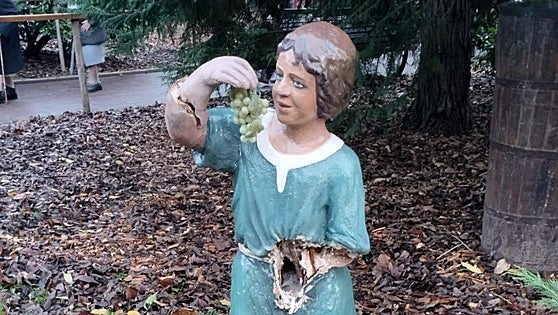 Mutilan la figura del niño que come uvas en el Belén monumental de Vitoria