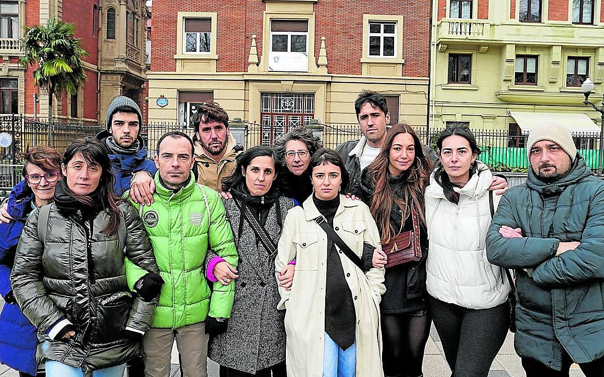 Docentes y familias de Scientia San Pedro posan esta semana frente al centro y aseguran vivir la situación «con mucha tristeza».