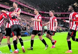 Los jugadores del Athletic celebran uno de los goles ante el Villarreal.