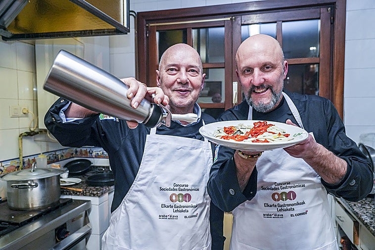 Fran Martínez de San Vicente y Kike Herrera, en la cocina de Amairu Bat.