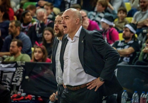 Ponsarnau da instrucciones a sus hombres en el partido ante el Manresa en Miribilla.