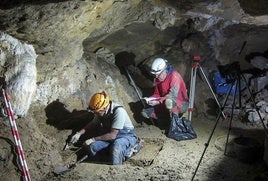 Espeleológos trabajan en la cueva de Armintxe, situada en el barrio Larrotegi de Lekeitio.