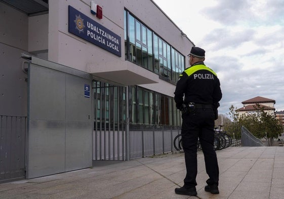 Exterior de la comisaría de la Policía Local en la calle José Erbina.