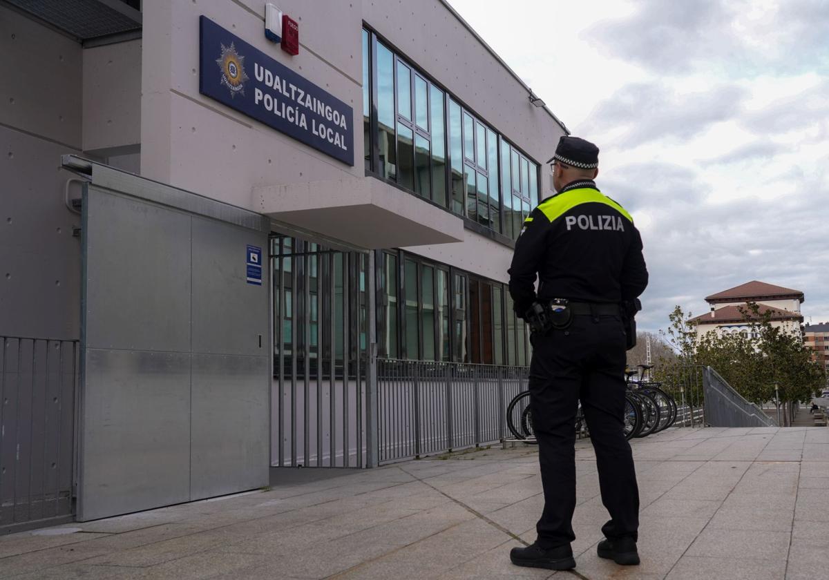 Exterior de la comisaría de la Policía Local en la calle José Erbina.