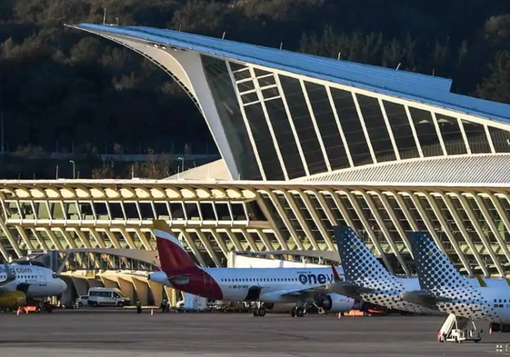 Un avión que volaba de Leeds a Tenerife aterriza de urgencia en Bilbao