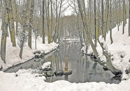 Estampa invernal de Fontibre, tradicionalmente considerado el nacimiento del Ebro.