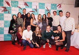 Los traumatólogos Edorta Esnal y Juanjo Morales con parte del equipo de Rehabilitación y de Quirófano.