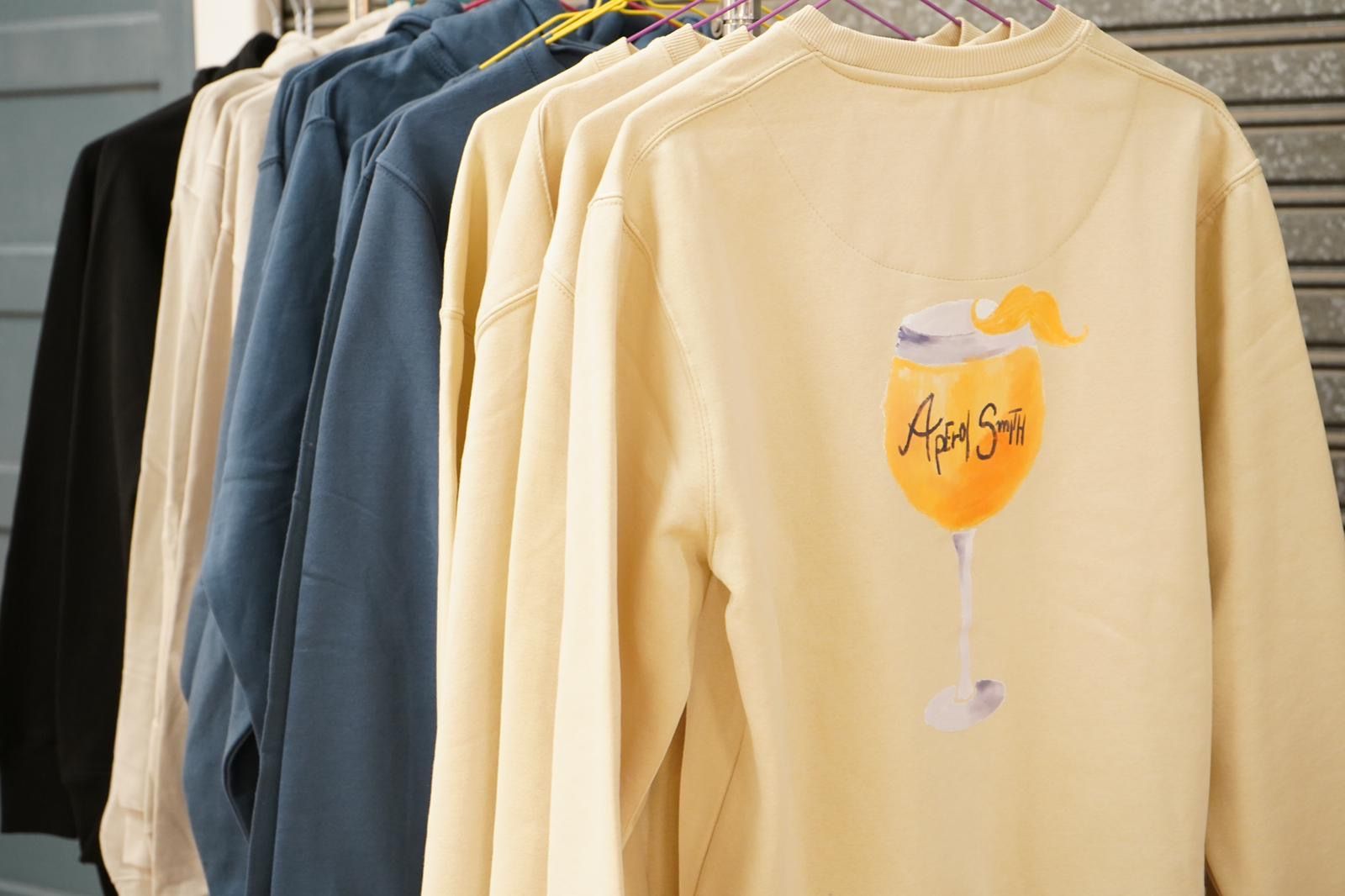 Los Smith, abuelo y nieta, reinventan las sudaderas que triunfaron en los 80 en Bizkaia