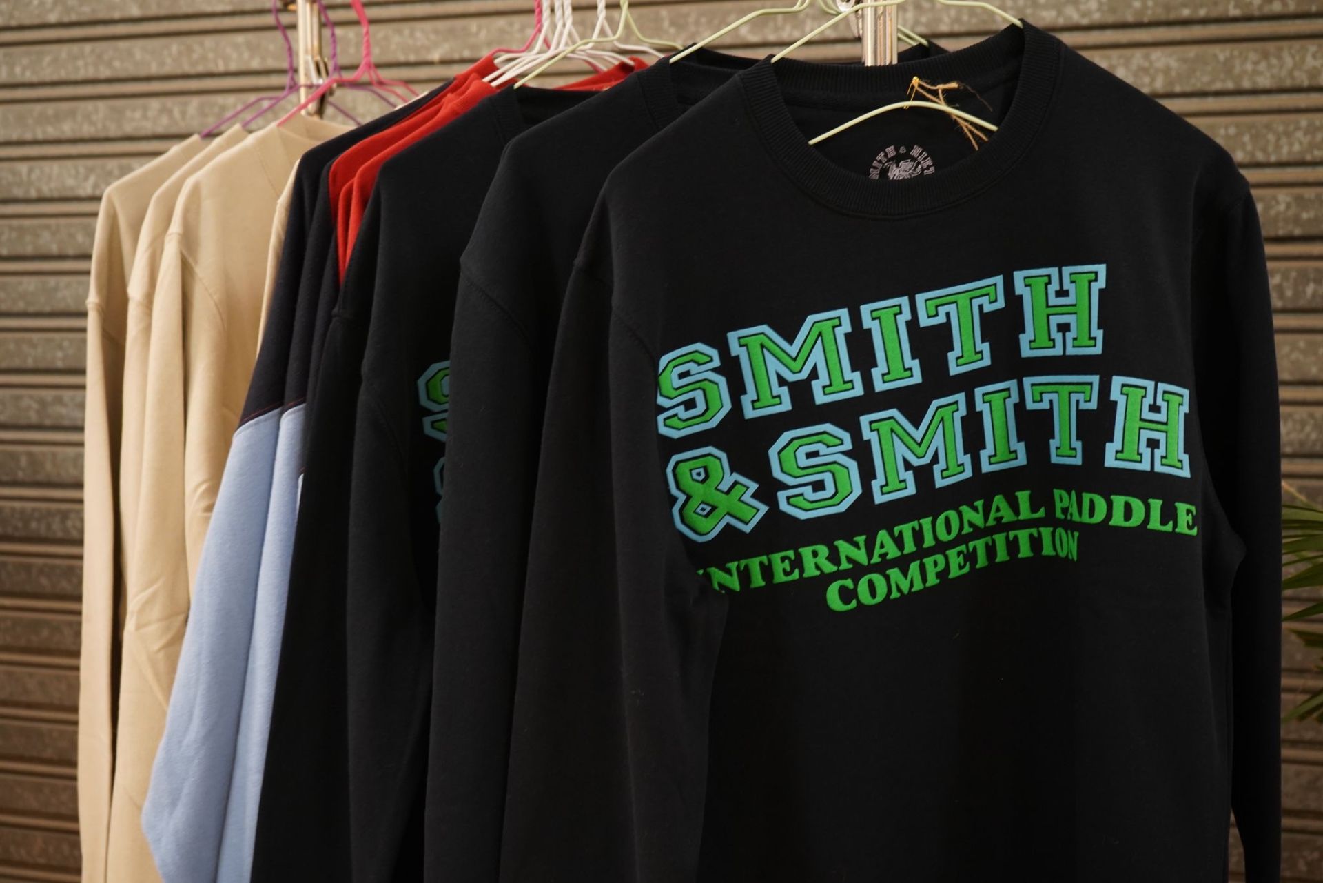 Los Smith, abuelo y nieta, reinventan las sudaderas que triunfaron en los 80 en Bizkaia