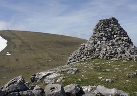 Cima del Aldamin, con la cruz del Gorbea al fondo.