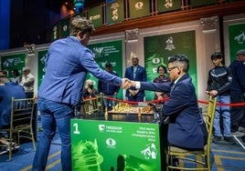 Carlsen, a la izquierdan, durante el torneo con los polémicos vaqueros.