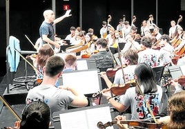 Los jóvenes integrantes de la EGO, en el ensayo realizado ayer en Musikene, con Sánchez Silva a la batuta.