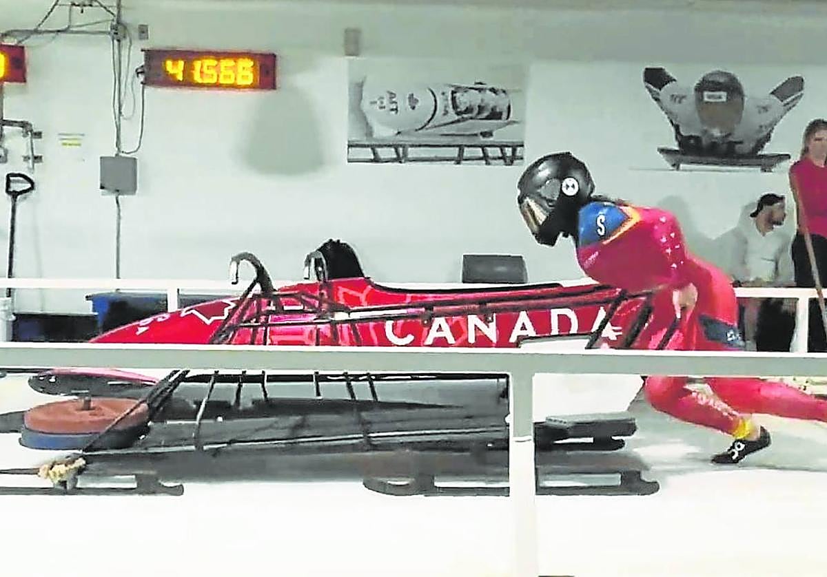 Práctica. PLeanna García, con el mono de la selección española, empuja un trineo durante un entrenamiento.