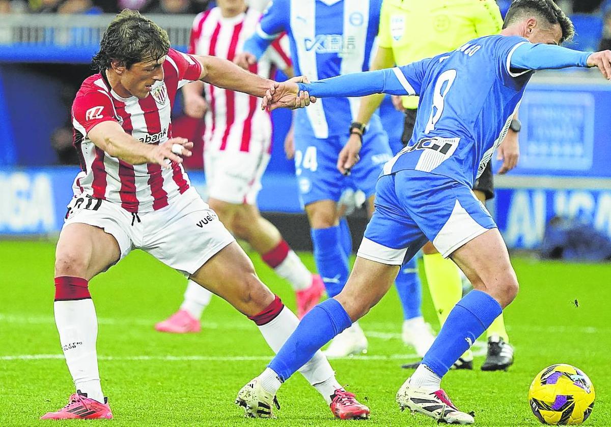 Unai Gómez pelea por un balón en el partido de Mendizorroza.