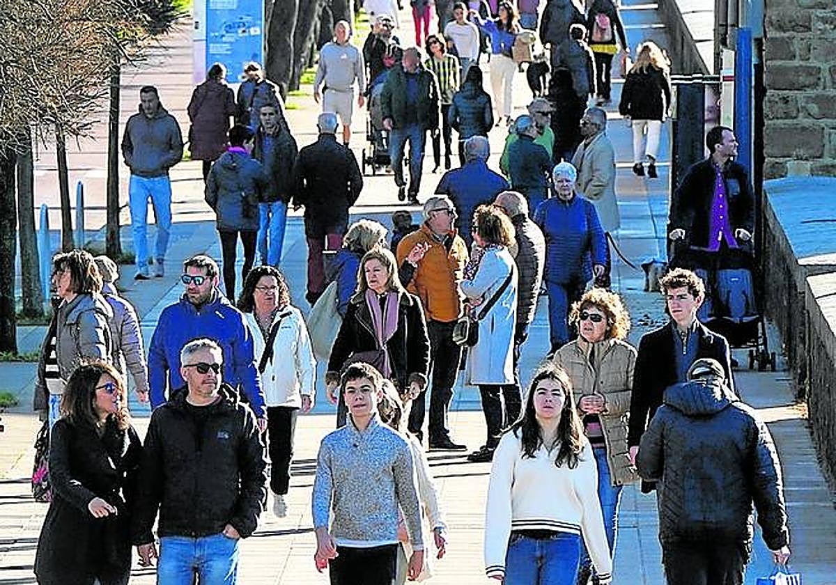 El paseo de Ereaga estaba animado a mediodía de ayer.